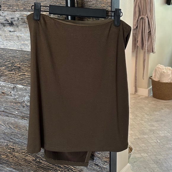 VINCE Gathered Skirt In Vine - Picture 4 of 9